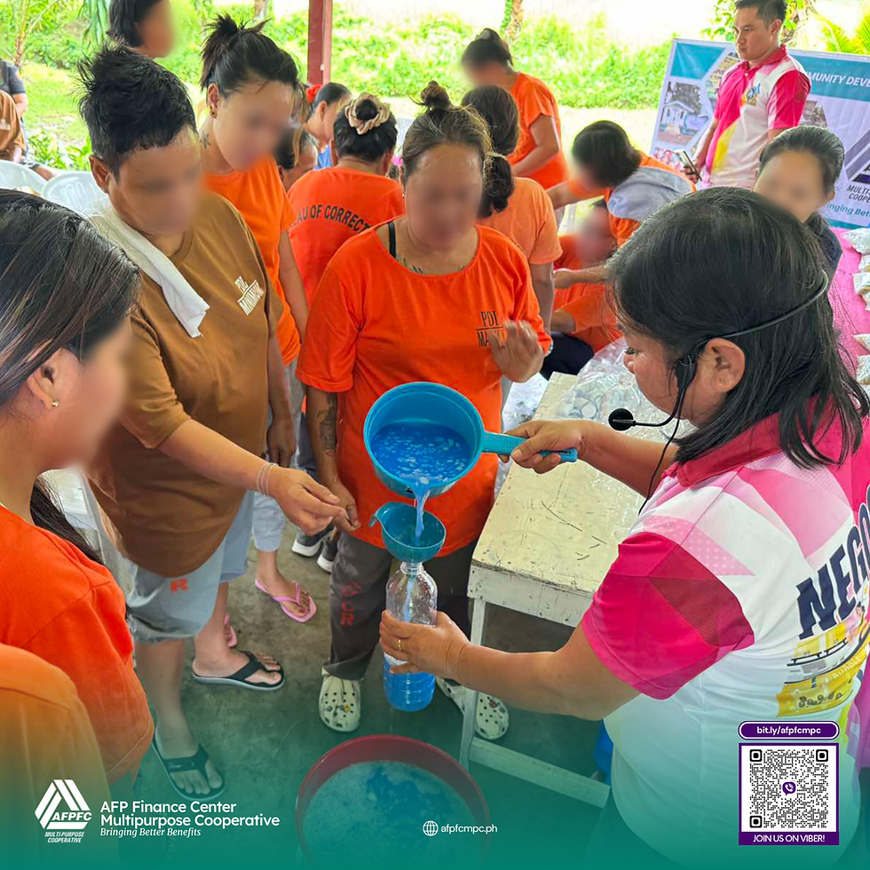 PDLs learning how to prepare soaps from the LEDIPO facilitator.