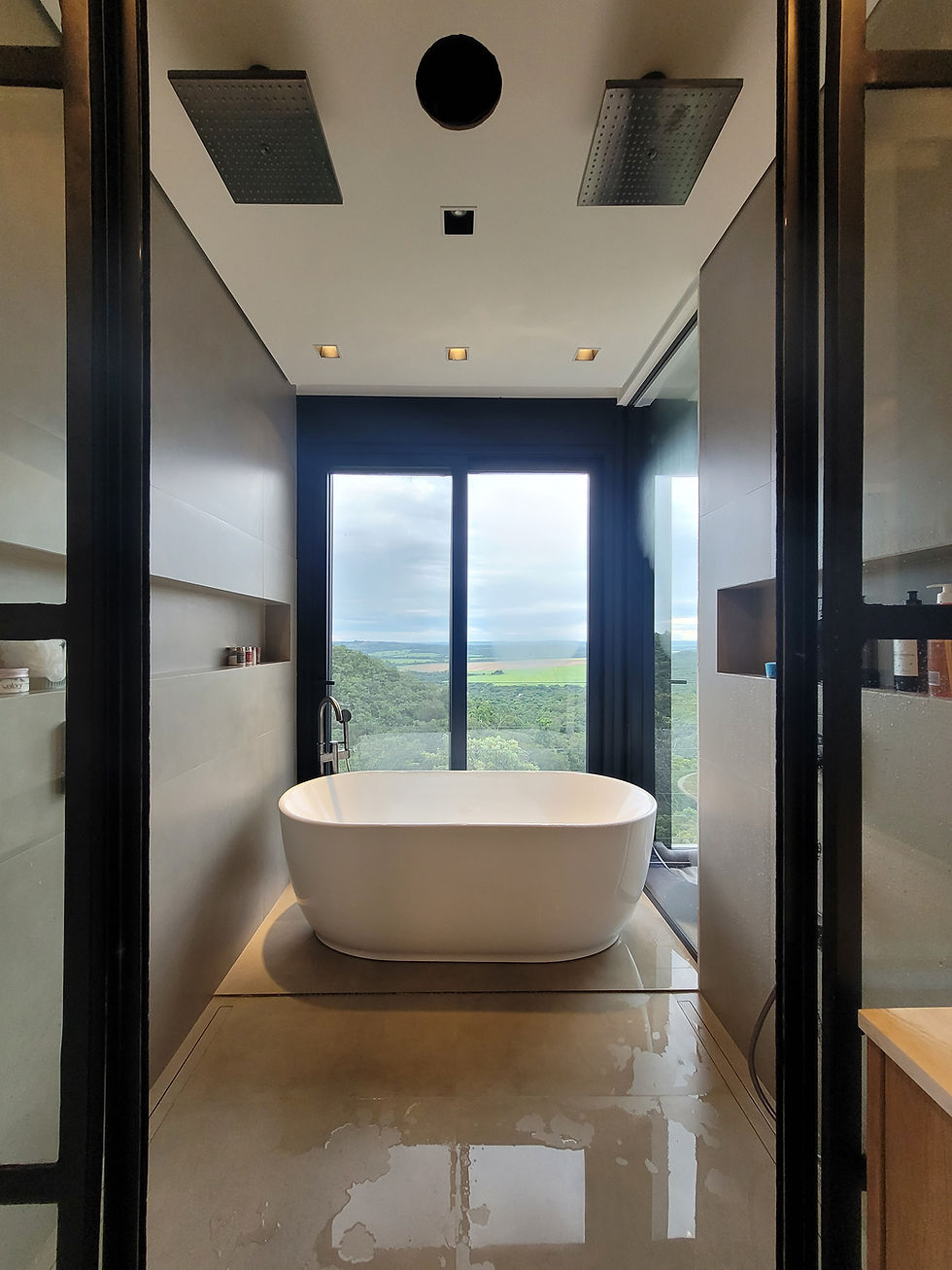 Quartos e espaços com iluminação suave, móveis de aproximação e detalhes sensoriais que refletem uma arquitetura afrodisíaca, criando ambientes acolhedores e íntimos para casais.