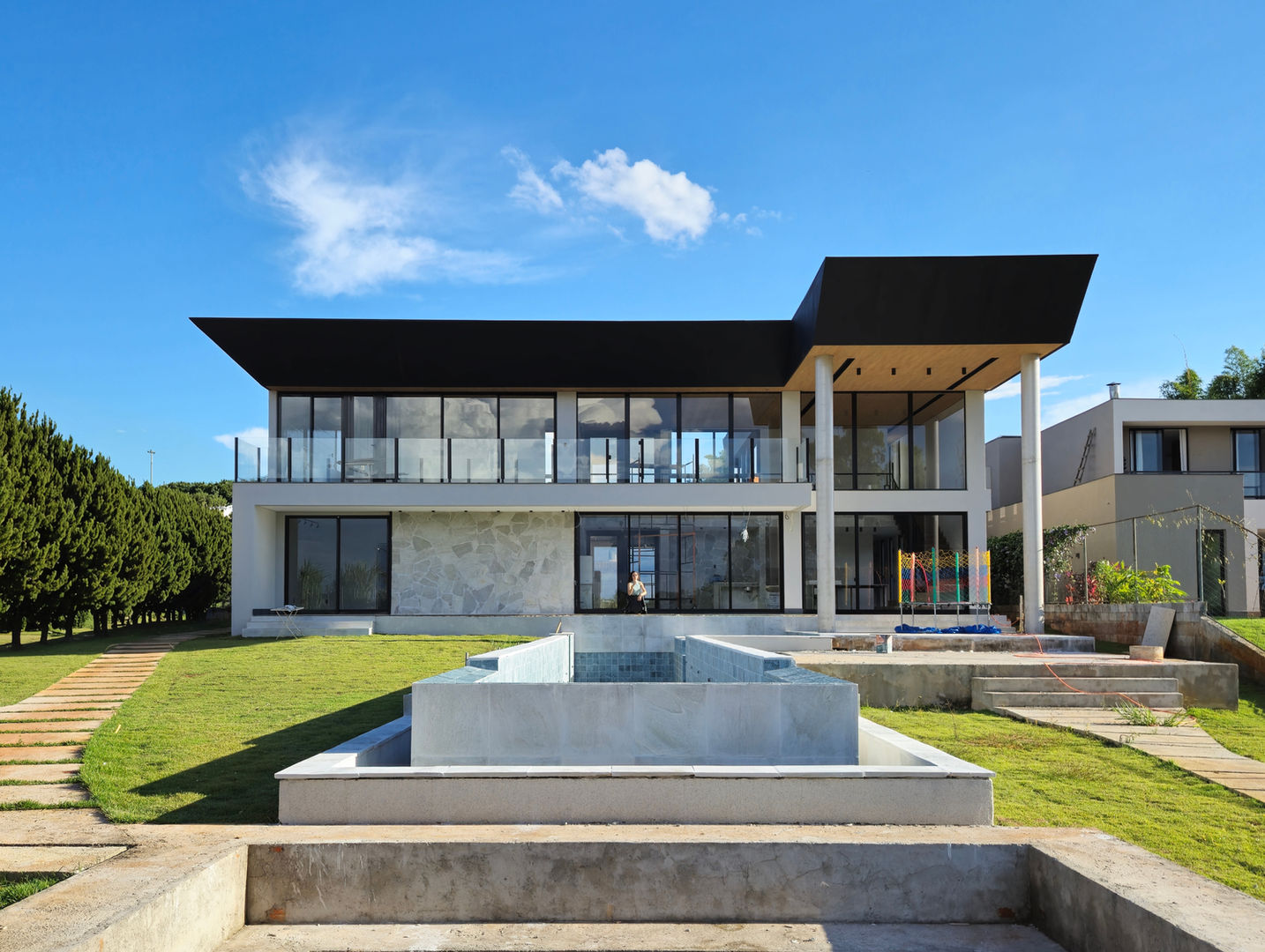 Uma verdadeira casa resort no coração do bairo mais bucôlico de Brasília, o Park Way. Com seu vasto terreno de 2 mil metros quadrados, um gramado com vista para a grande casa com 500 m² de área construída. 