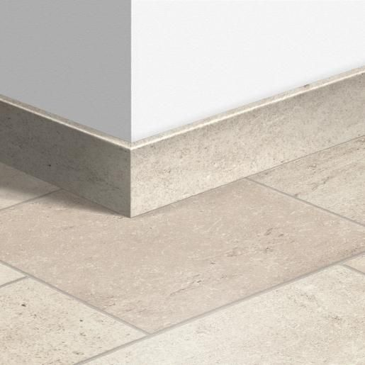 Ambientes ilustrando rodapés embutido, negativo, porcelanato, granito/mármore, PS/PVC, MDF, madeira maciça e metálico em diferentes estilos, com foco em acabamento, textura e integração com o piso e a parede.