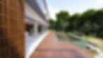 Uma piscina residencial moderna integrada à área de lazer, com elementos de design como prainha, cascata, borda infinita e materiais naturais que criam um ambiente sofisticado e relaxante.