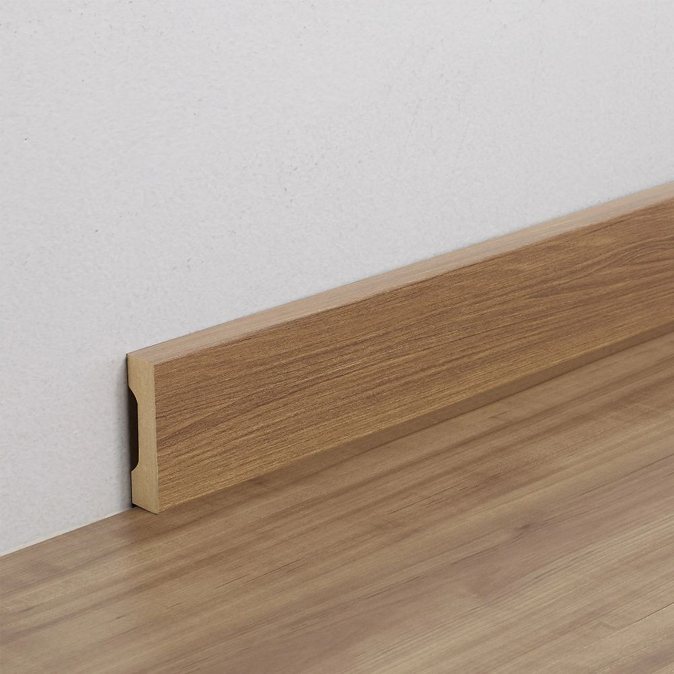 Ambientes ilustrando rodapés embutido, negativo, porcelanato, granito/mármore, PS/PVC, MDF, madeira maciça e metálico em diferentes estilos, com foco em acabamento, textura e integração com o piso e a parede.