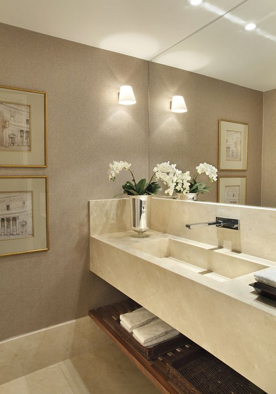 Ambientes ilustrando rodapés embutido, negativo, porcelanato, granito/mármore, PS/PVC, MDF, madeira maciça e metálico em diferentes estilos, com foco em acabamento, textura e integração com o piso e a parede.