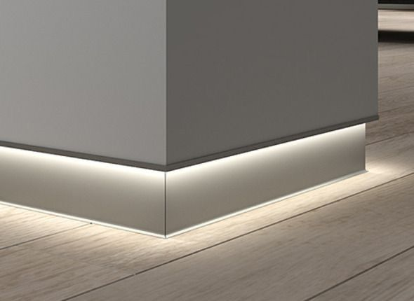 Ambientes ilustrando rodapés embutido, negativo, porcelanato, granito/mármore, PS/PVC, MDF, madeira maciça e metálico em diferentes estilos, com foco em acabamento, textura e integração com o piso e a parede.