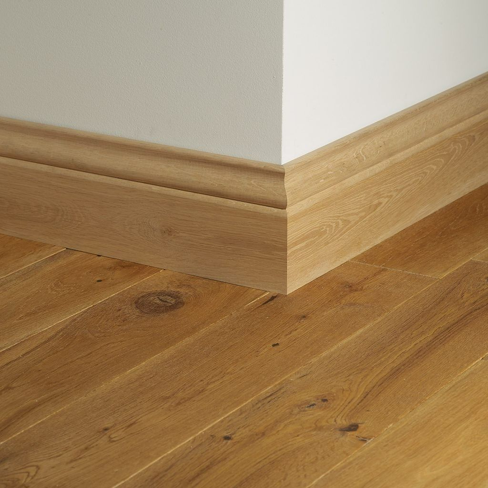 Ambientes ilustrando rodapés embutido, negativo, porcelanato, granito/mármore, PS/PVC, MDF, madeira maciça e metálico em diferentes estilos, com foco em acabamento, textura e integração com o piso e a parede.