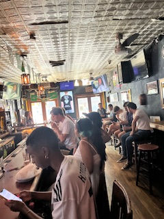 inside kellys bar nyc