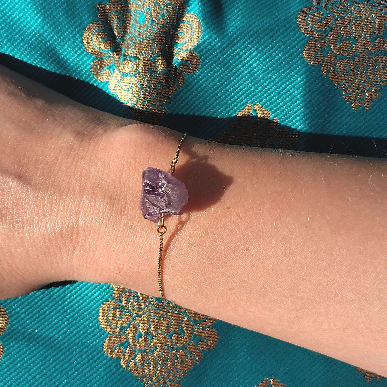 https://www.prismaticca.ae/product-page/fine-raw-crystal-bracelet