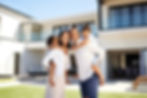 familia-feliz-e-nova-casa-no-verao-em-hipoteca-de-propriedade-e-quintal-de-mansao-pais-fil