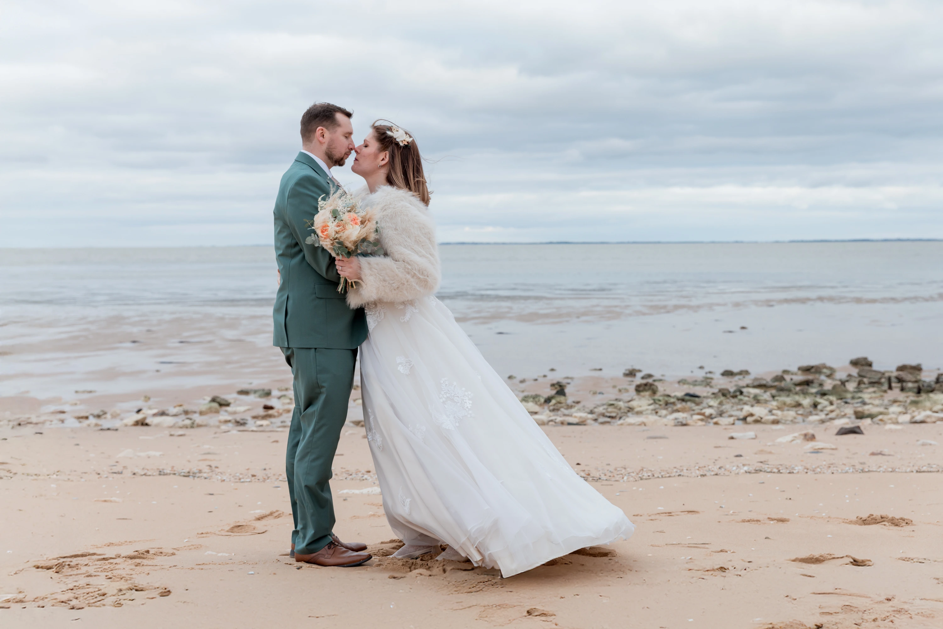 photos de couple mariage La Rochelle plage oleron