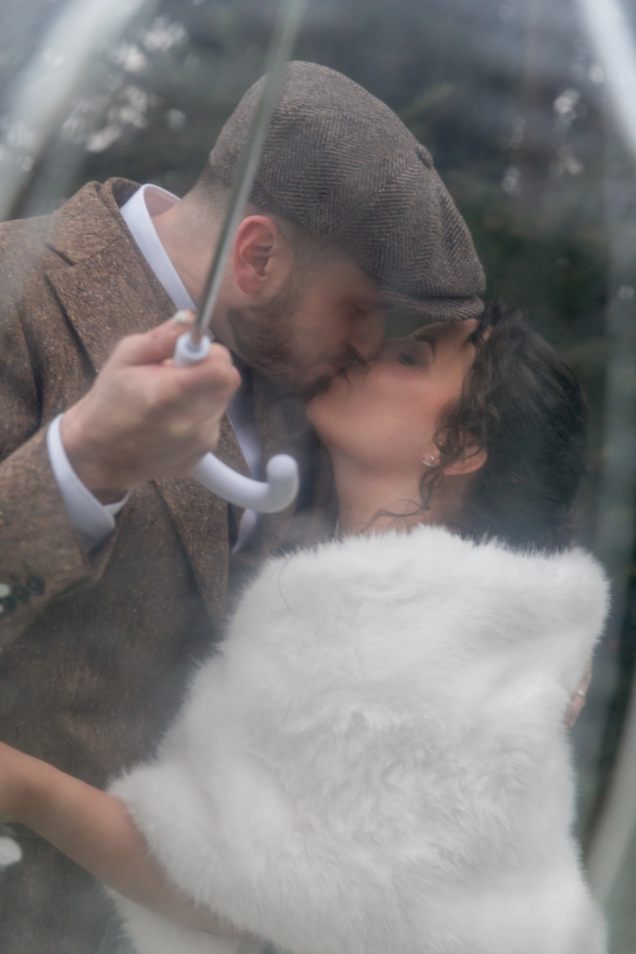 photographe de mariage à la rochelle photo avec parapluie couple sous une averse
