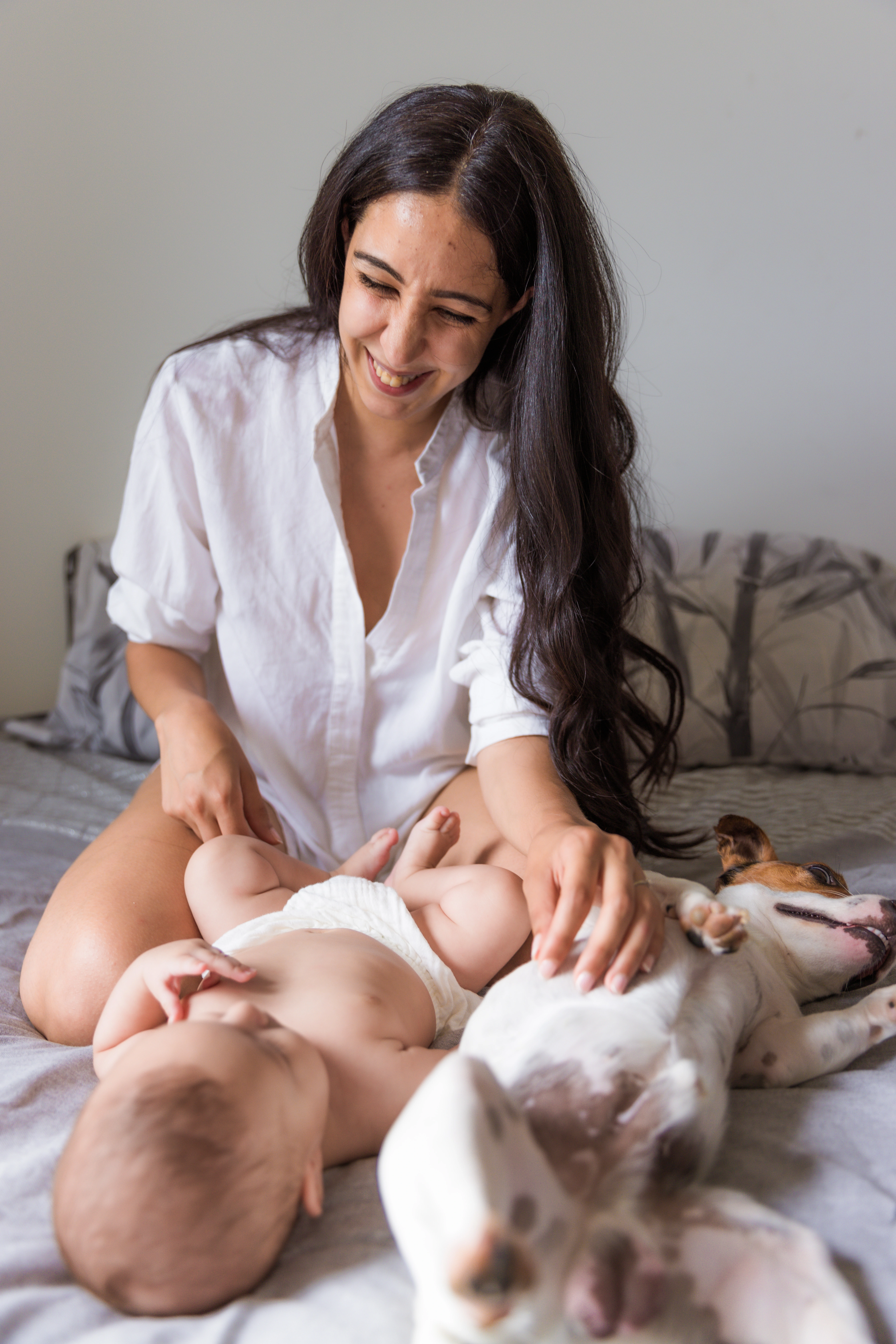 photographe lifestyle bébé à domicile avec chien