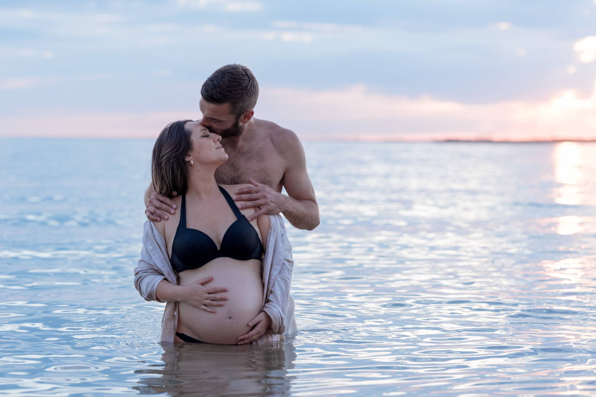 photographe la rochelle shooting photo couple grossesse dans l'eau mer plage coucher de soleil sensuel