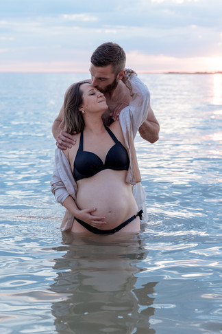 séance photo grossesse couple à la rochelle photographe conseil vêtements comment s'habiller sur la plage