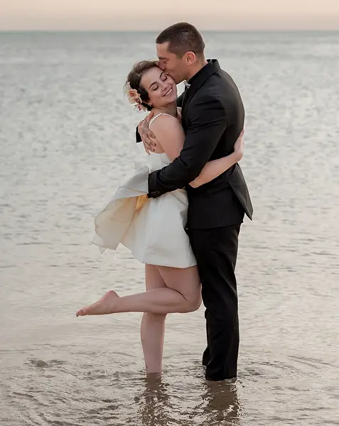 seance photo plage couple mariage la rochelle dans l'eau coucher de soleil
