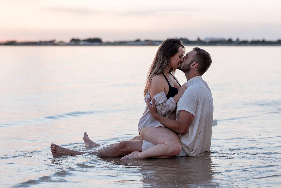 séance photo en couple à la rochelle photographe moment intime plage coucher de soleil aytré
