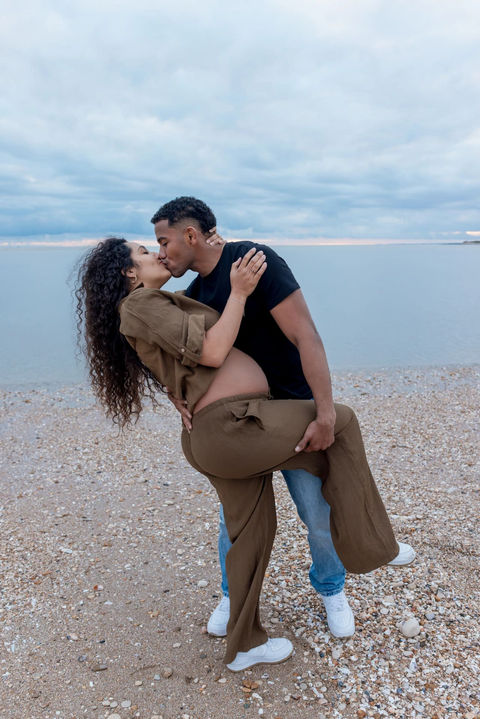 seance shooting grossesse photo plage en couple photographe la rochelle