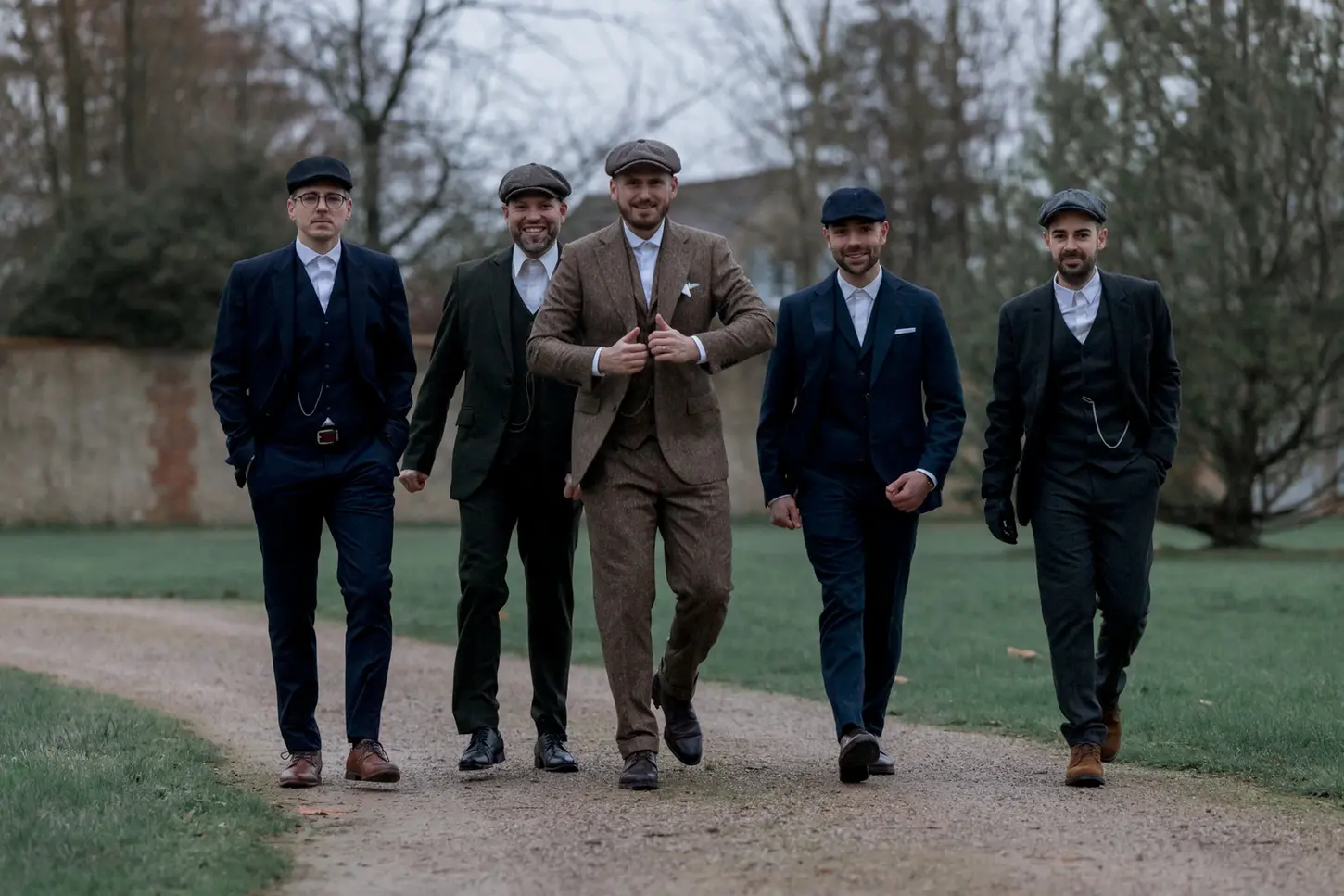 photographe de mariage à la rochelle photo groupe marié et témoins peacky blinders