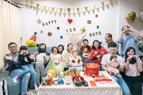 家族全員合影，寶寶收涎攝影紀錄