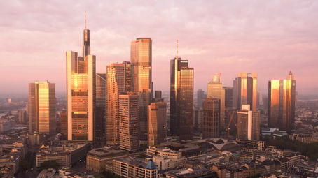 FOUR Frankfurt und Frankfurter Skyline