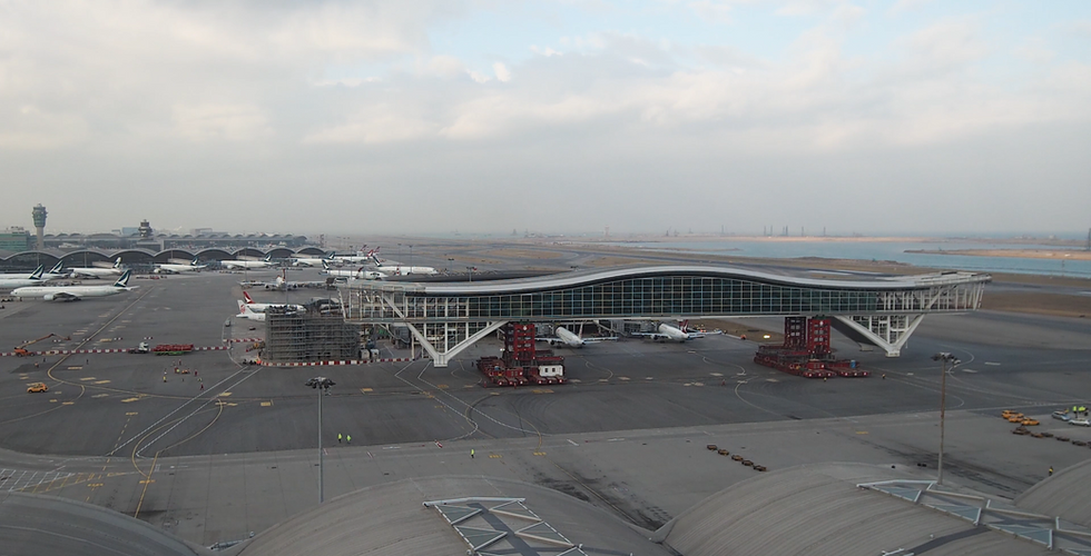 Transport der Sky Bridge auf dem Rollfeld