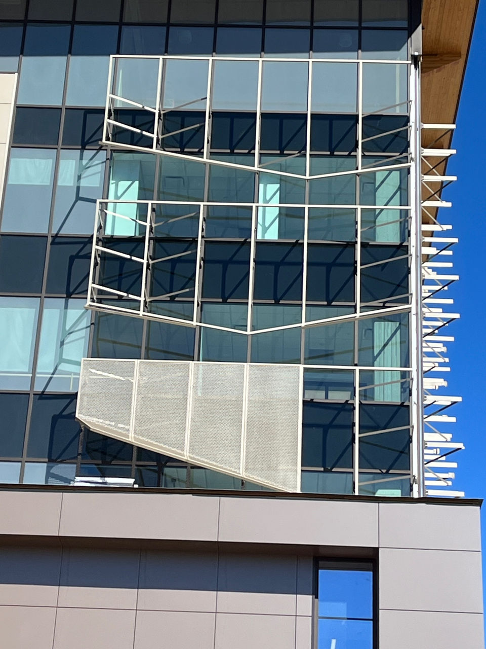 expanded metal panels, powder coated expanded metal panels, weld, ground corners, outrigger system, metal panel system, unitized metal panel system, custom metal panels