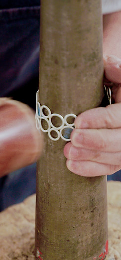 forming a flat link bracelet