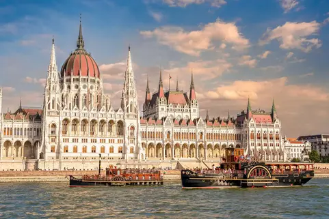 Navegar por el Danubio es una de las experiencias imprescindibles en Budapest, pero hacerlo a bordo de un crucero histórico de vapor de paletas convierte el paseo en un verdadero viaje en el tiempo. 