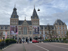 El Rijksmuseum es mucho más que un museo: es una ventana al pasado, un homenaje al ingenio de generaciones de artistas y un recordatorio del poder del arte para contar la historia de un país. Dentro de sus salas, el tiempo parece detenerse. Cada cuadro, cada escultura, cada objeto tiene una historia que te invita a mirar más allá.