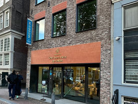 En una ciudad conocida por su tolerancia y su espíritu abierto, existe un lugar que recuerda un tiempo en el que la fe debía vivirse en silencio. El Museo Ons’ Lieve Heer op Solder, traducido como Nuestro Señor en el Ático, es uno de los espacios más sorprendentes y conmovedores, es la iglesia secreta de Ámsterdam.