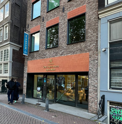 En una ciudad conocida por su tolerancia y su espíritu abierto, existe un lugar que recuerda un tiempo en el que la fe debía vivirse en silencio. El Museo Ons’ Lieve Heer op Solder, traducido como Nuestro Señor en el Ático, es uno de los espacios más sorprendentes y conmovedores, es la iglesia secreta de Ámsterdam.