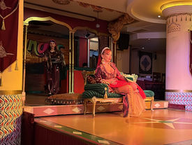 Disfrutar de una cena con espectáculo es una de las experiencias más completas para vivir la esencia de Estambul. La Cena Show Sultana's se ha convertido en uno de los planes más populares entre viajeros que buscan combinar gastronomía, tradición y entretenimiento en una sola velada.