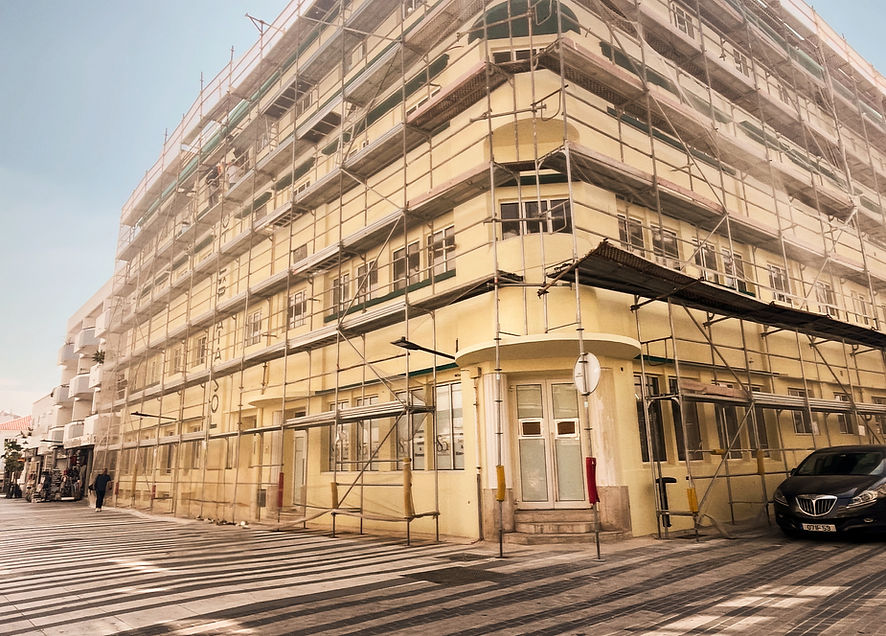 Projeto de reabilitação do Hotel Praia do Sol na Costa da Caparica, Portugal, com arquitetura hoteleira contemporânea, obras de construção e fiscalização técnica realizada pela Guedu Atelier.