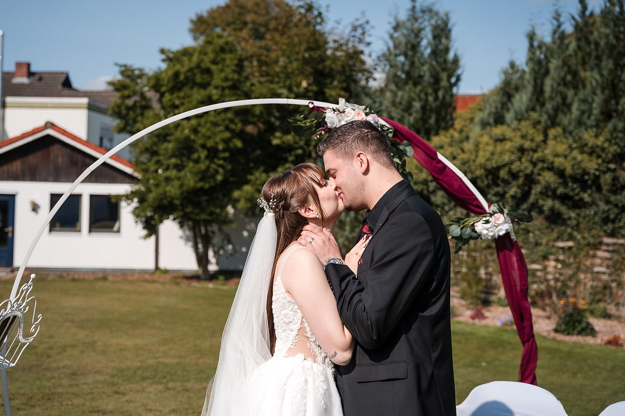 Erste Küss bei der Hochzeit in Neumünster