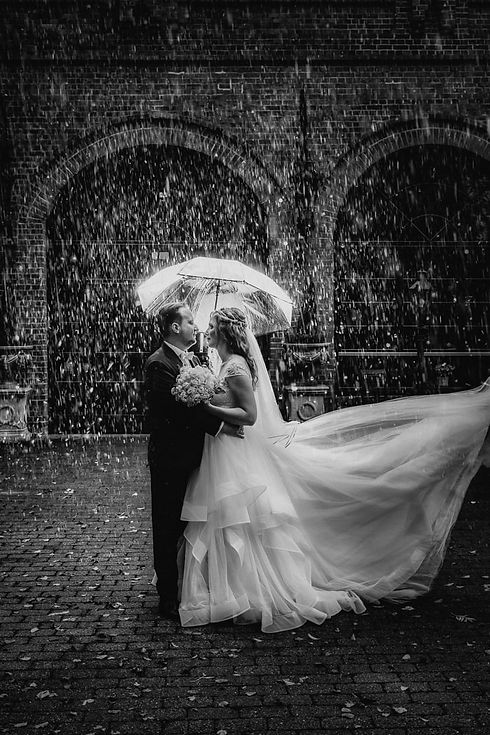 Brautpaar-Fotos-in-starke-Regen-in-Hamburg-bei-Alexa-Geibel-Hochzeitsfotografin-in-Hamburg