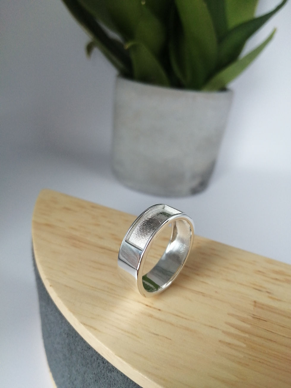 Blank silver band ring bezel setting for resin keepsake and cremation ashes jewellery