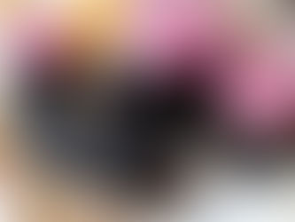 Chicha morada tradicional peruana servida en vasos y jarra, preparada con maíz morado, piña, manzana y especias, una bebida refrescante y emblemática de la gastronomía peruana.