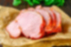 Bondiola de cerdo glaseada con piloncillo y café sobre puré de camote asado, con salsa tibia de cacao y chile, cebolla morada curtida y hierbas frescas.