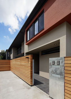 ７
