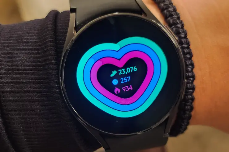 Reloj inteligente mostrando la cantidad de pasos recorridos después de un día caminando por Japón.