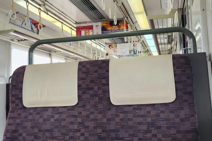 Asientos en el interior de un tren de la red JR en Japón durante un traslado entre ciudades.