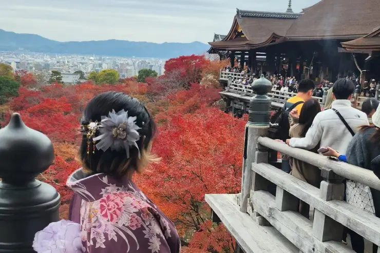 Vista desde Kiyomizu-dera en Kioto con montañas cubiertas de árboles rojos y naranjas durante el otoño