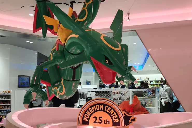 Figura de Rayquaza con Pikachu sobre su espalda en el interior de un Centro Pokémon en Japón.