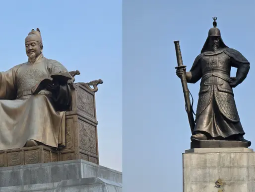 Esculturas frente al Palacio Gyeongbokgung en Seúl durante escala en Corea después de viajar por Japón