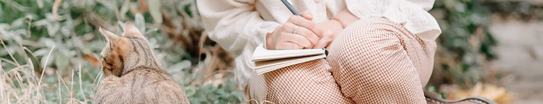 femme qui observe un chat relaxé