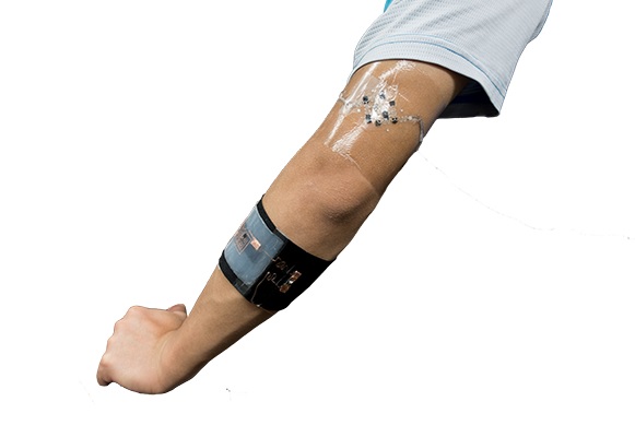 Image of the wearable biofuel cell applied to the arm, powering a diode attached to the black armband on the forearm. © Xiaohong Chen, Département de chimie moléculaire (CNRS/Université Grenoble Alpes)