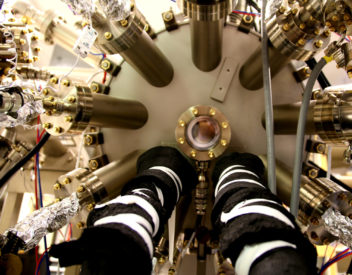 This molecular beam epitaxy machine enables researchers to alter microscopic structures. @ Idun Haugan / NTNU
