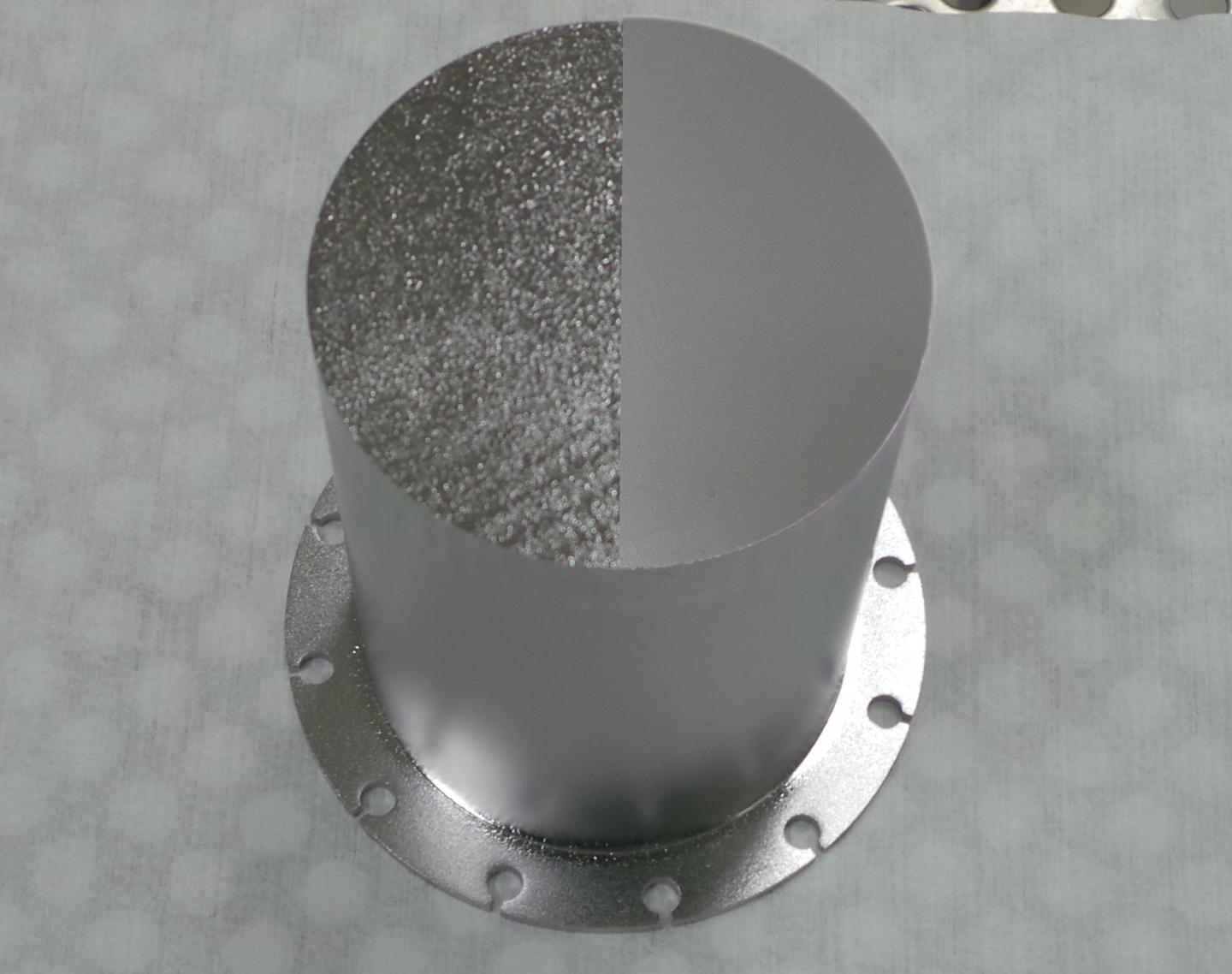 The photomontage shows a sample of solid, pure niobium before coating (left), and coated with a thin layer of NbThe photomontage shows a sample of solid, pure niobium before coating (left), and coated with a thin layer of Nb3Sn (right). @ HZB