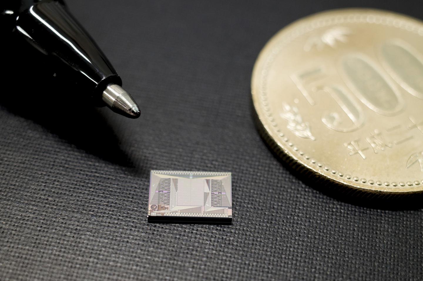 A small-sized silicon photonics chip that can be used for non-mechanical beam steering and scanning. @ Yokohama National University