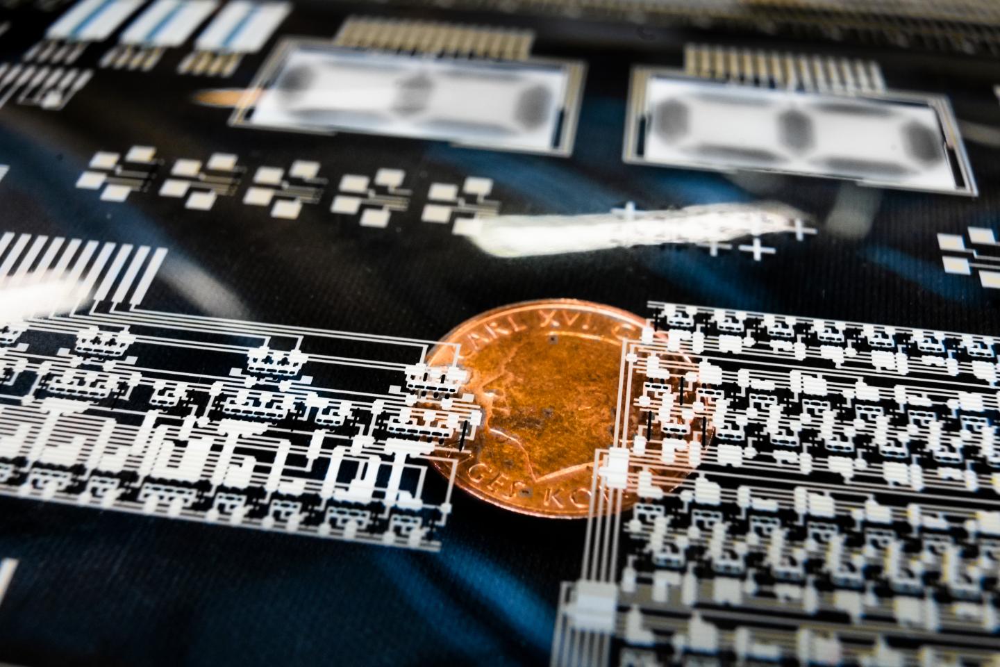 Large-scale integrated circuits, LSI, can be used, for example, to power an electrochromic display, itself manufactured as printed electronics. @ Thor Balkhe