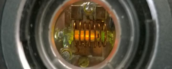 The photo shows a rare-earth crystal that serves as quantum memory. The crystal is cooled to 3 degrees above absolute zero temperature. @ UNIGE